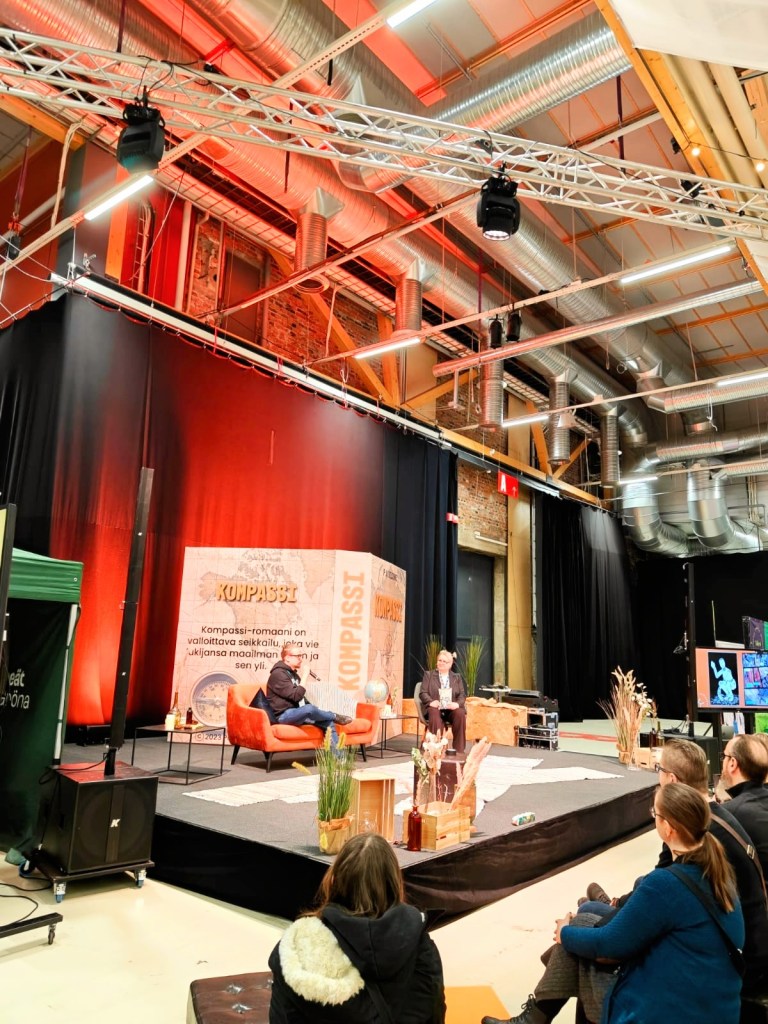 Haastateltavana Jyväskylän kirjamessuilla Kompassi-lavalla. Haastattelijana Karoliina Veijo. Kuva: Laura Sipola